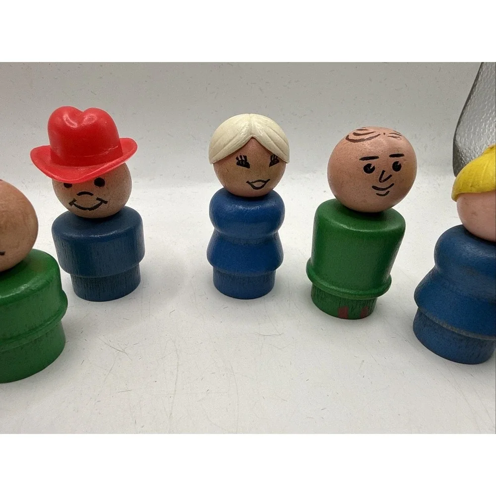 Lot‎ of 13 Vintage Fisher-Price Little People Figures & 4 cars 1970s (17 Pieces)